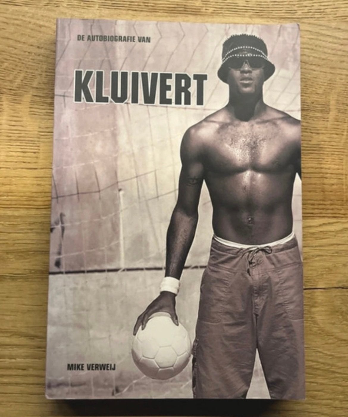 De Autobiografie van Kluivert - Mike Verweij, Ophalen of Verzenden, Gelezen, Balsport
