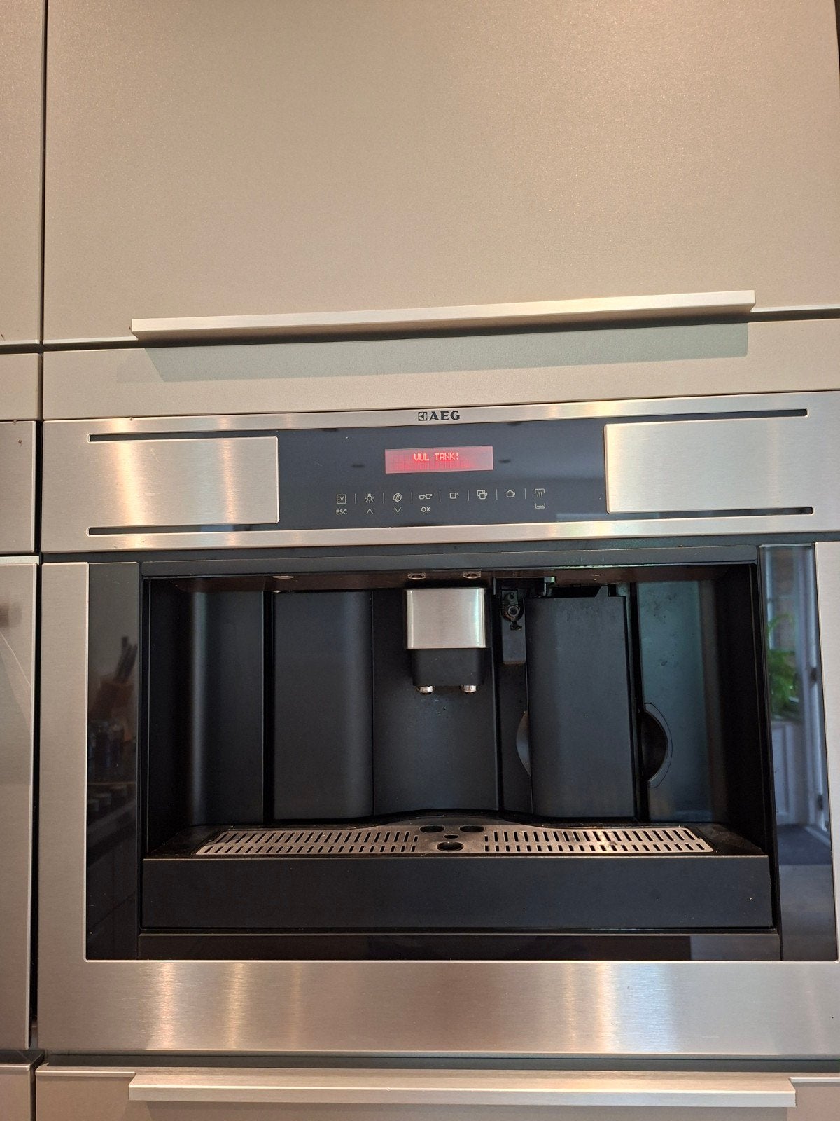 Inbouw AEG Koffiemachine PE4521-M - Defect (onderdelen), Ophalen, Afneembaar waterreservoir, 10 kopjes of meer, Koffiemachine