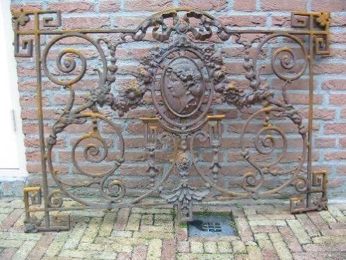 Franse gietijzeren balkonhek met medalion., Ophalen, Nieuw, IJzer, Sierhekwerk