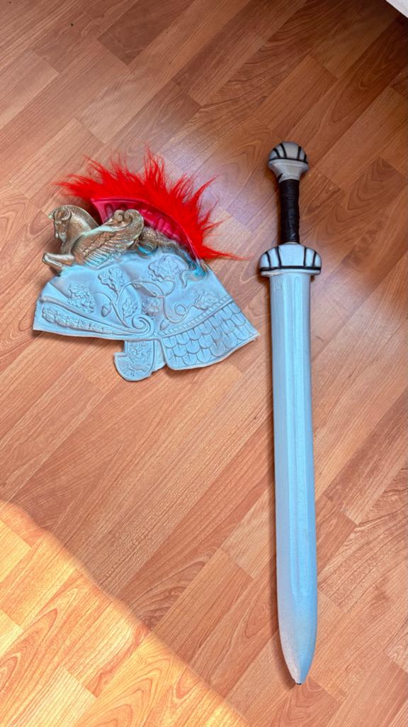 Romeinse helm en zwaard speelgoedset, Ophalen, Zo goed als nieuw, Toneelattributen of Onderdelen