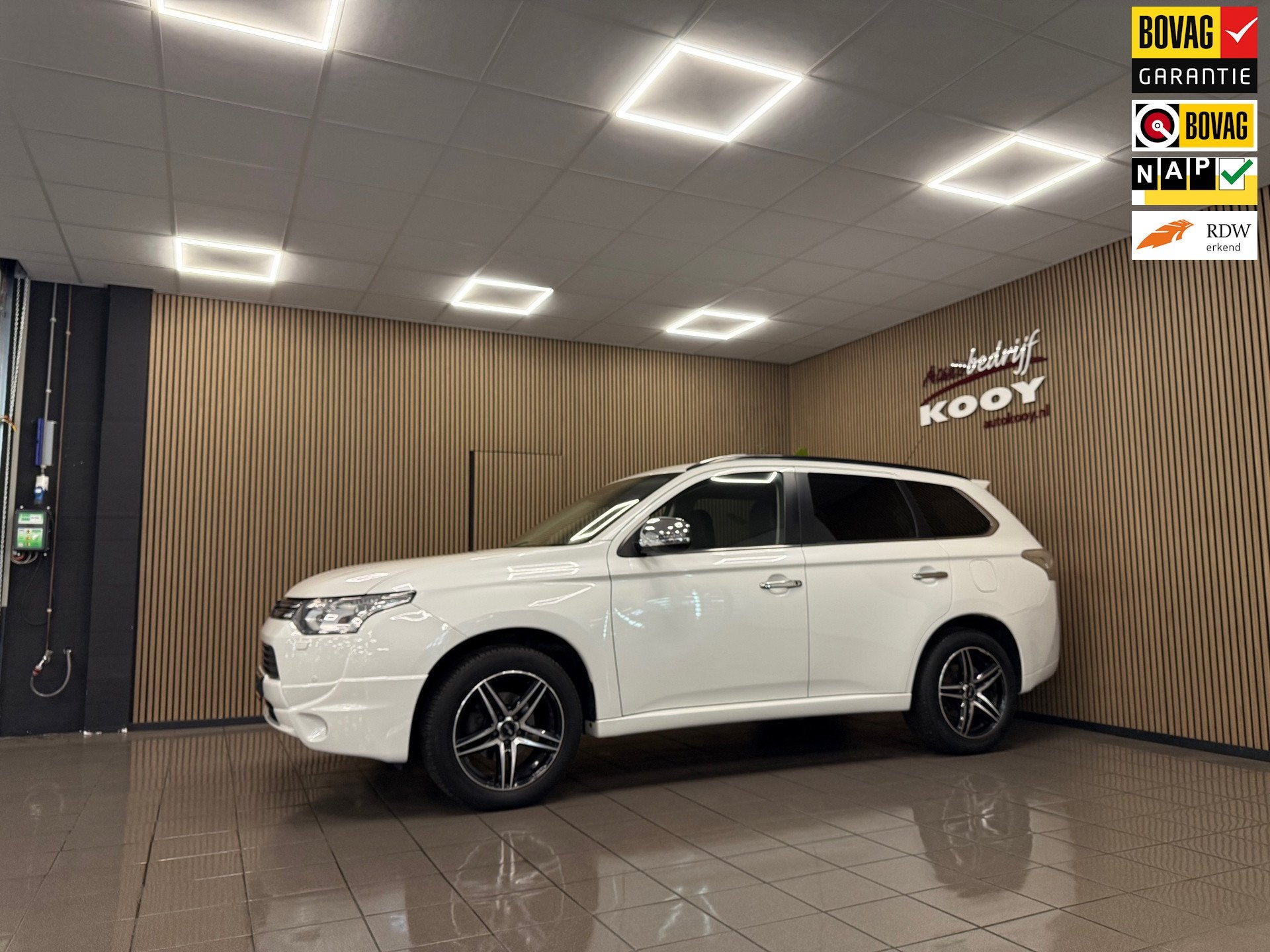 Mitsubishi Outlander 2.0 PHEV instyle+ * Schuif-Kanteldak /, Auto's, Zwart, 4 cilinders, Wit, Vierwielaandrijving