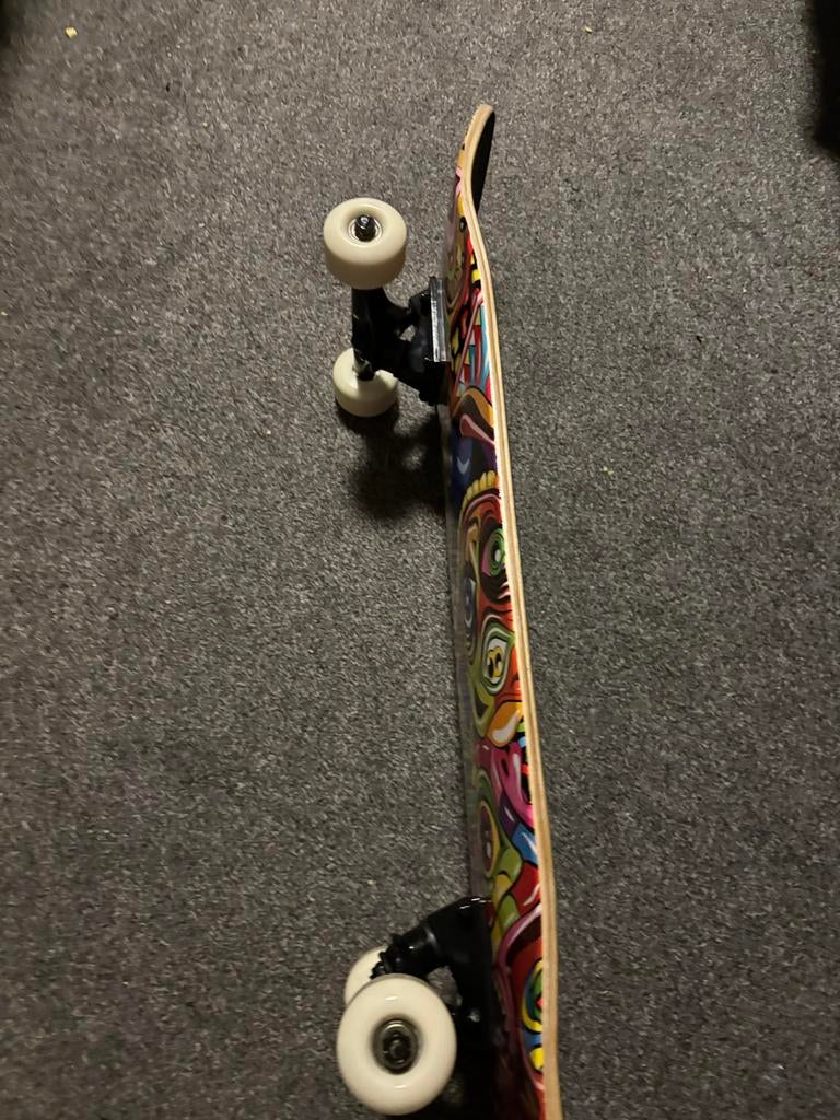 Zo goed als nieuw skateboard met kleurrijke print, Sport en Fitness, Skateboarden, Ophalen of Verzenden, Zo goed als nieuw, Skateboard