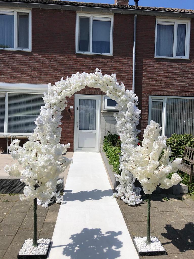 Witte Bloesem Bloemen - Boog TE KOOP️, Ophalen of Verzenden, Zo goed als nieuw, Versiering, Geboorte of Huwelijk