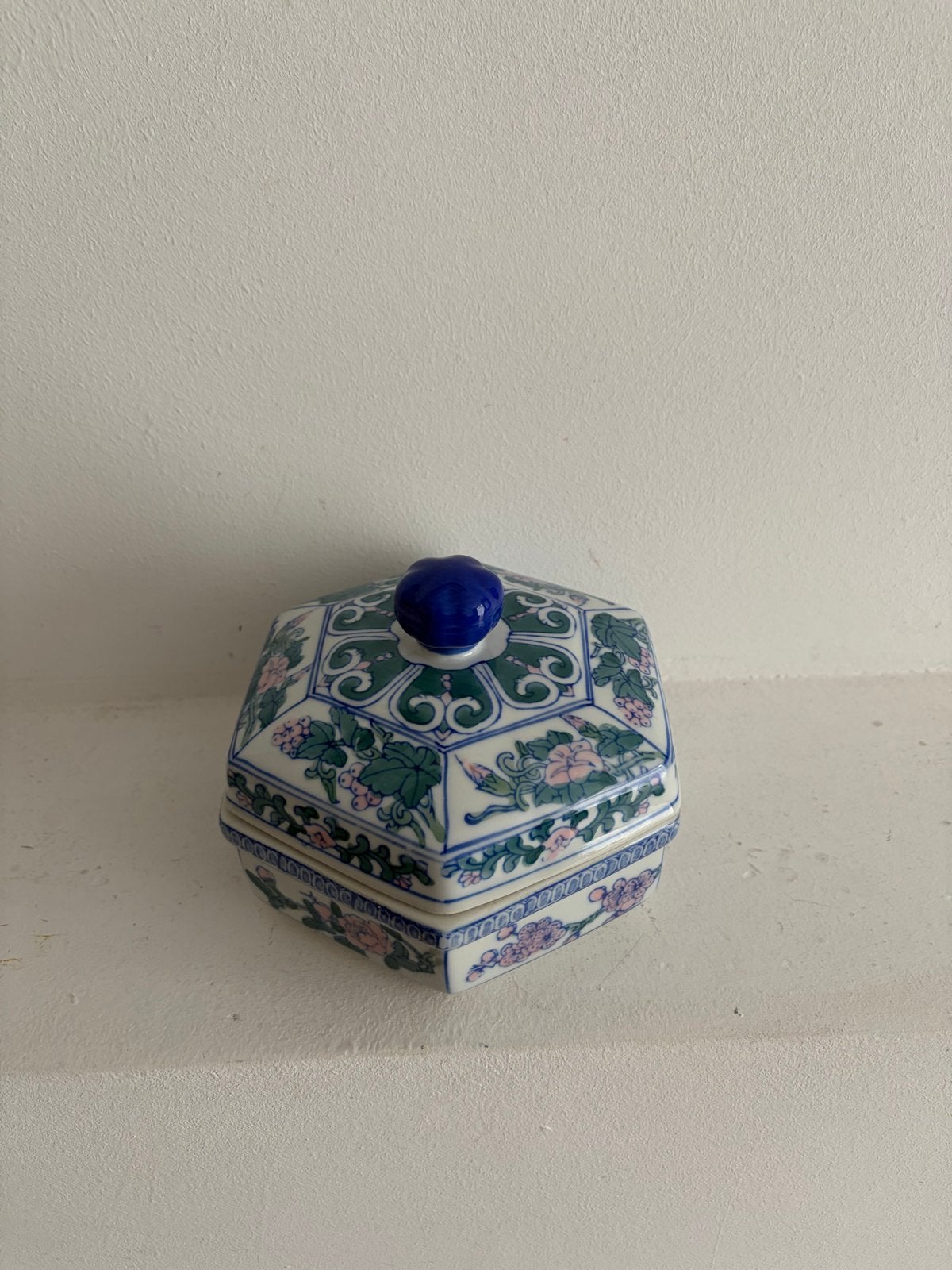 Zeshoekig porseleinen doosje met bloemmotief, Ophalen of Verzenden