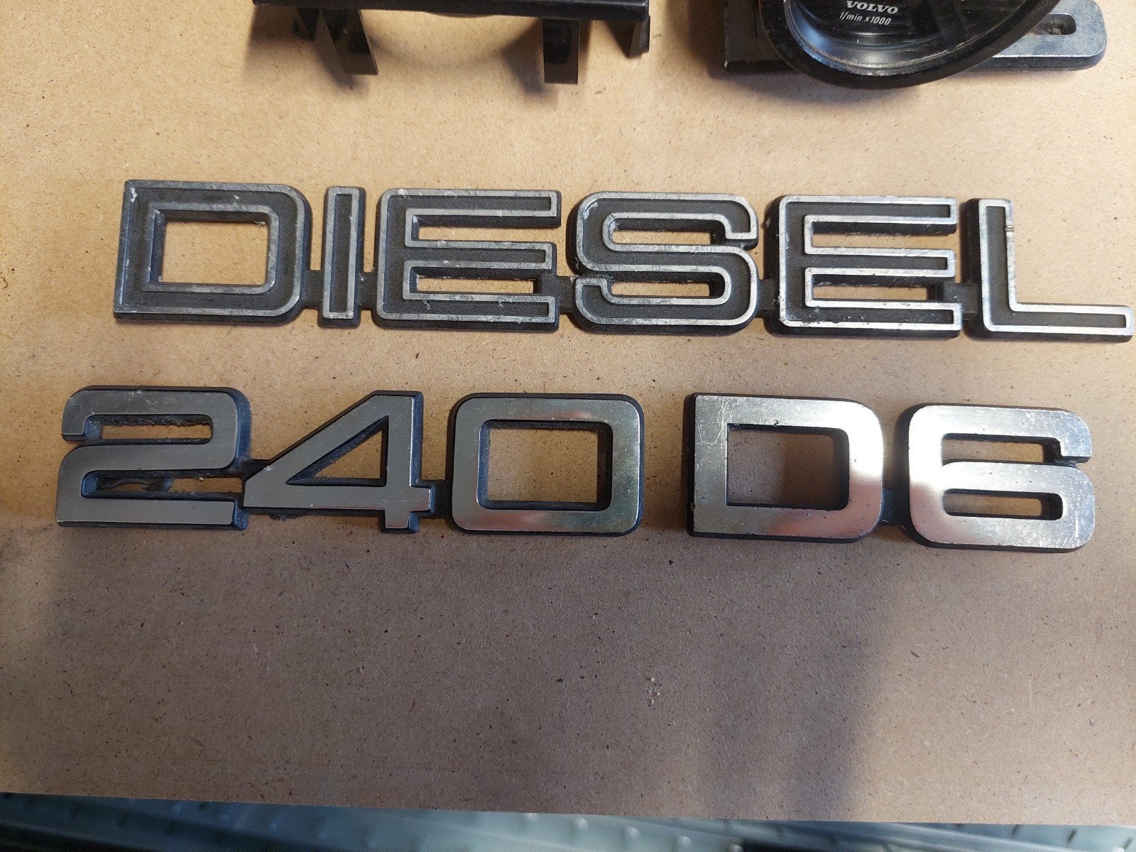 Volvo 240 diesel emblemen, Ophalen of Verzenden, Zo goed als nieuw, Overige schalen, Auto onroad