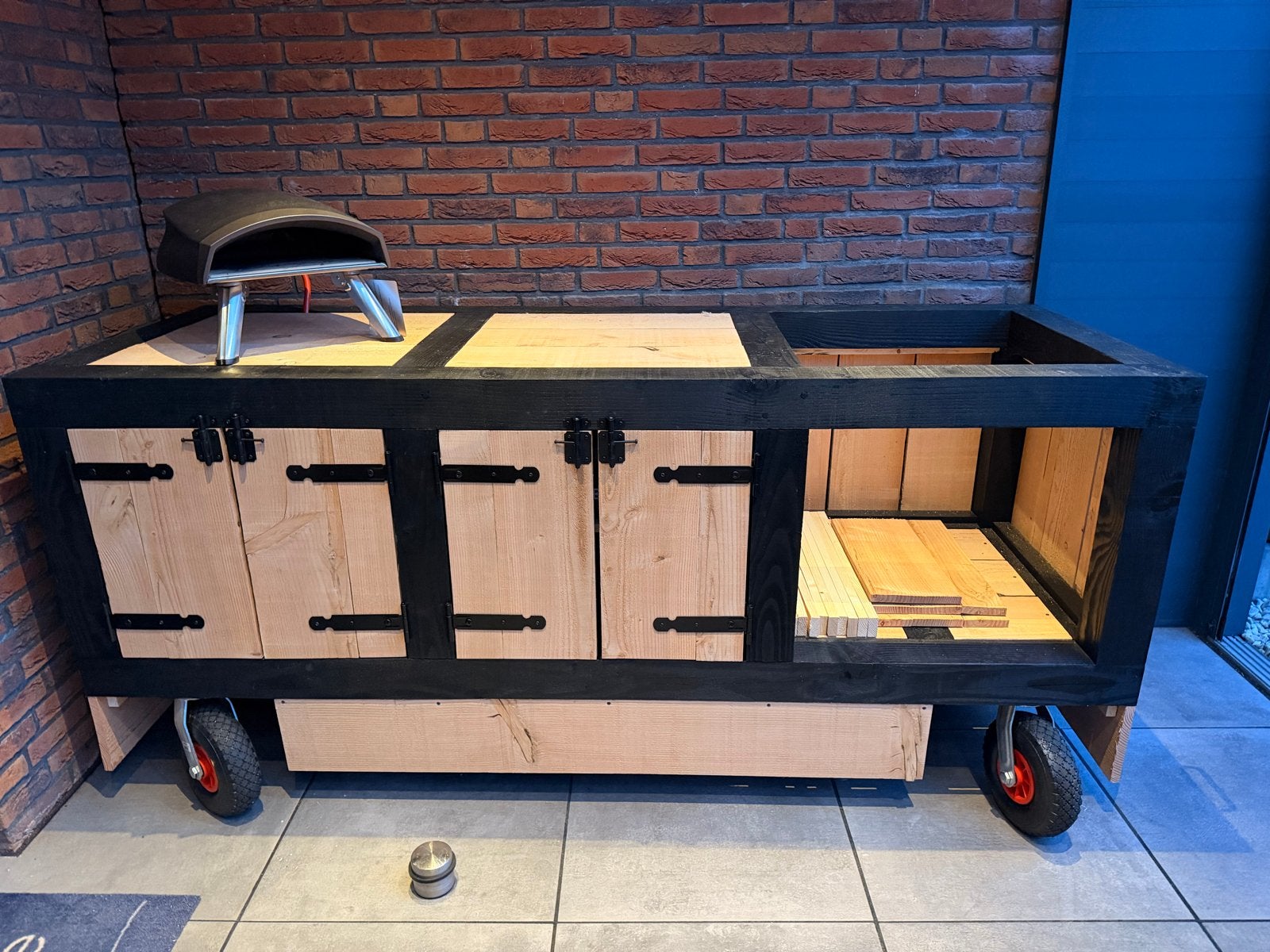 Buitenkeuken met veel opbergruimte, Ophalen, Zo goed als nieuw, Houtskool, Vrijstaand