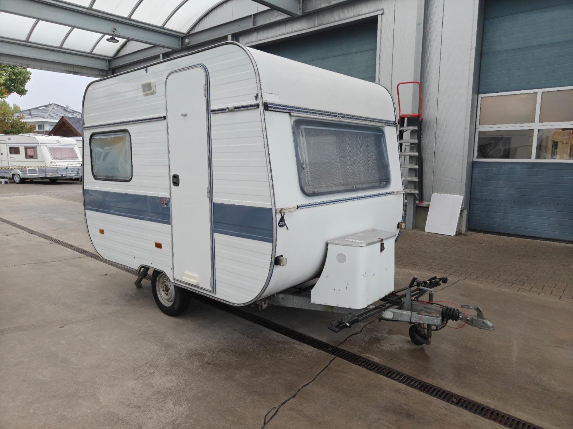Adria 305 SL Voortent, Caravans en Kamperen, Vast bed, Reservewiel, Bedrijf, Tot en met 3