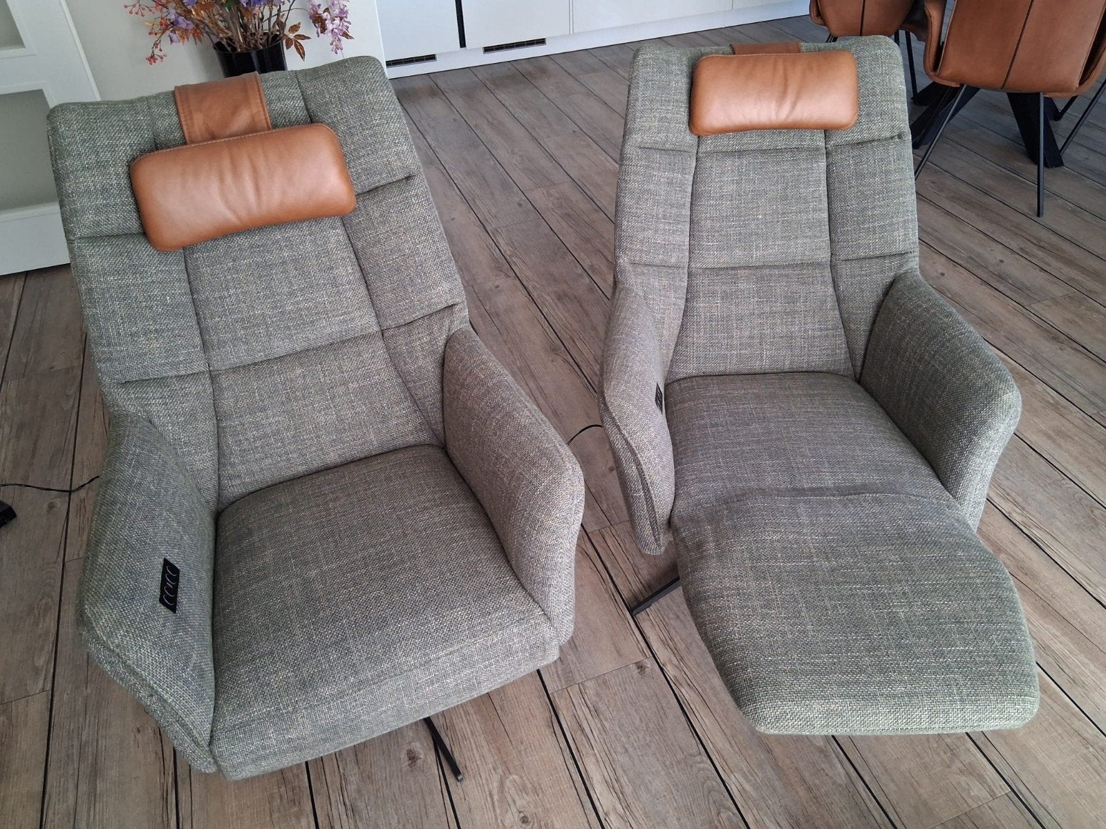 2 Groene Relaxstoelen met Leren Hoofdkussens en USB, Huis en Inrichting, Fauteuils, Ophalen, Zo goed als nieuw, Stof