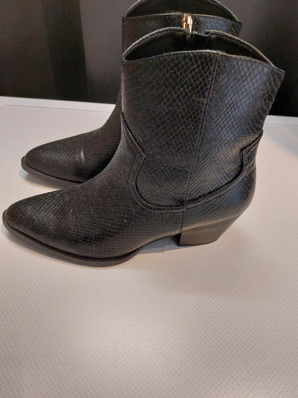 Zwarte enkellaarsjes met slangenprint, Kleding | Dames, Schoenen, Zwart, Lage of Enkellaarzen, Ophalen of Verzenden, Scapino