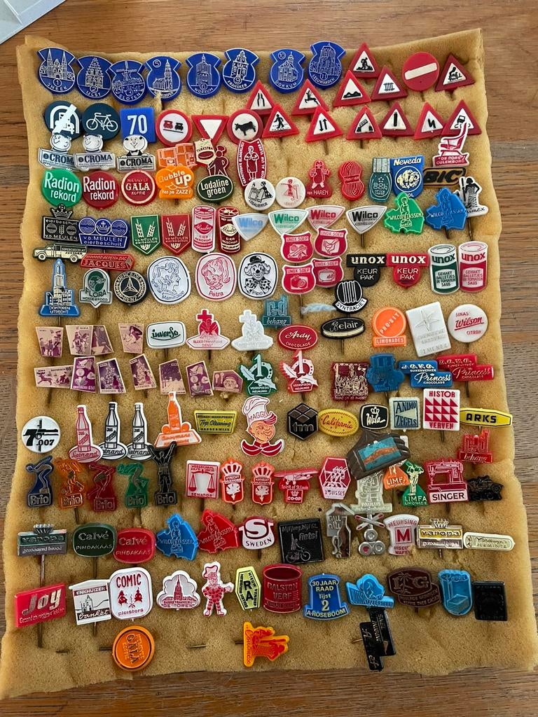 Heel veel plastic speldjes uit de jaren ‘60, Ophalen of Verzenden, Zo goed als nieuw, Overige onderwerpen, Speldje of Pin
