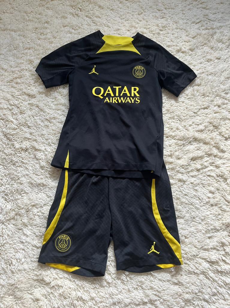PSG Jordan Voetbaltenue Zwart/Geel - Maat L (147-158 cm), Maat 52/54 (L), Zwart, Ophalen of Verzenden, Zo goed als nieuw