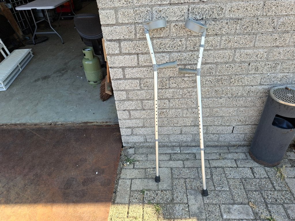 goede set licht gewicht krukken, Diversen, Loopkrukken, Ophalen, Gebruikt