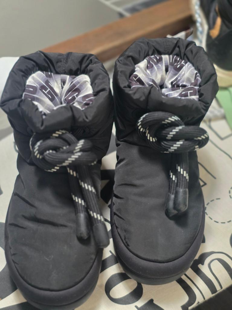 Lekker warme UGGs maat 39 - Zo goed als nieuw, UGG, Zwart, Lage of Enkellaarzen, Ophalen of Verzenden