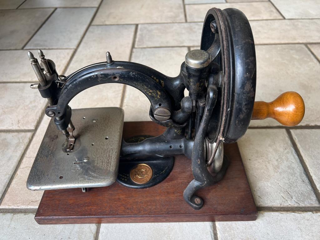 Antieke naaimachine Willcox & Gibbs, Ophalen