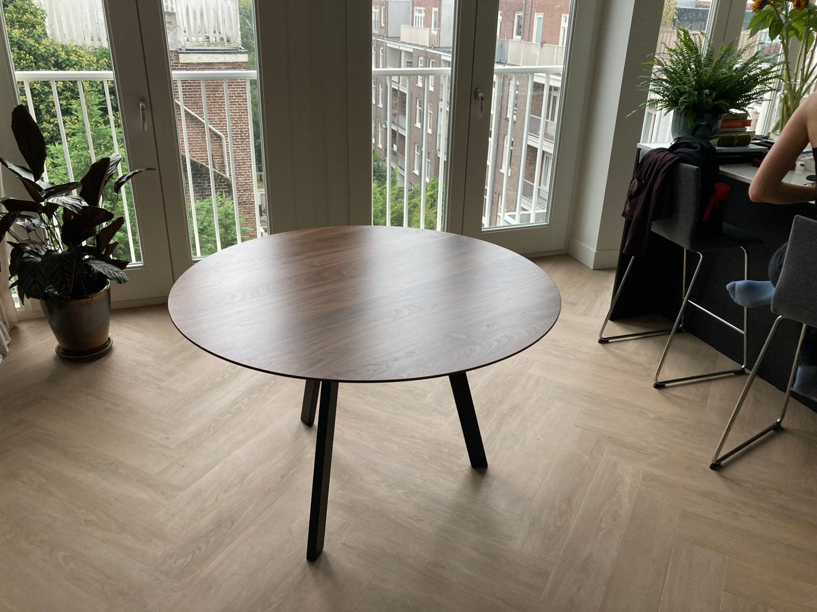 Studio HENK Eettafel NewCo Tripod Walnoot 120cm, Klassieker, Rond, Zo goed als nieuw, Vier personen