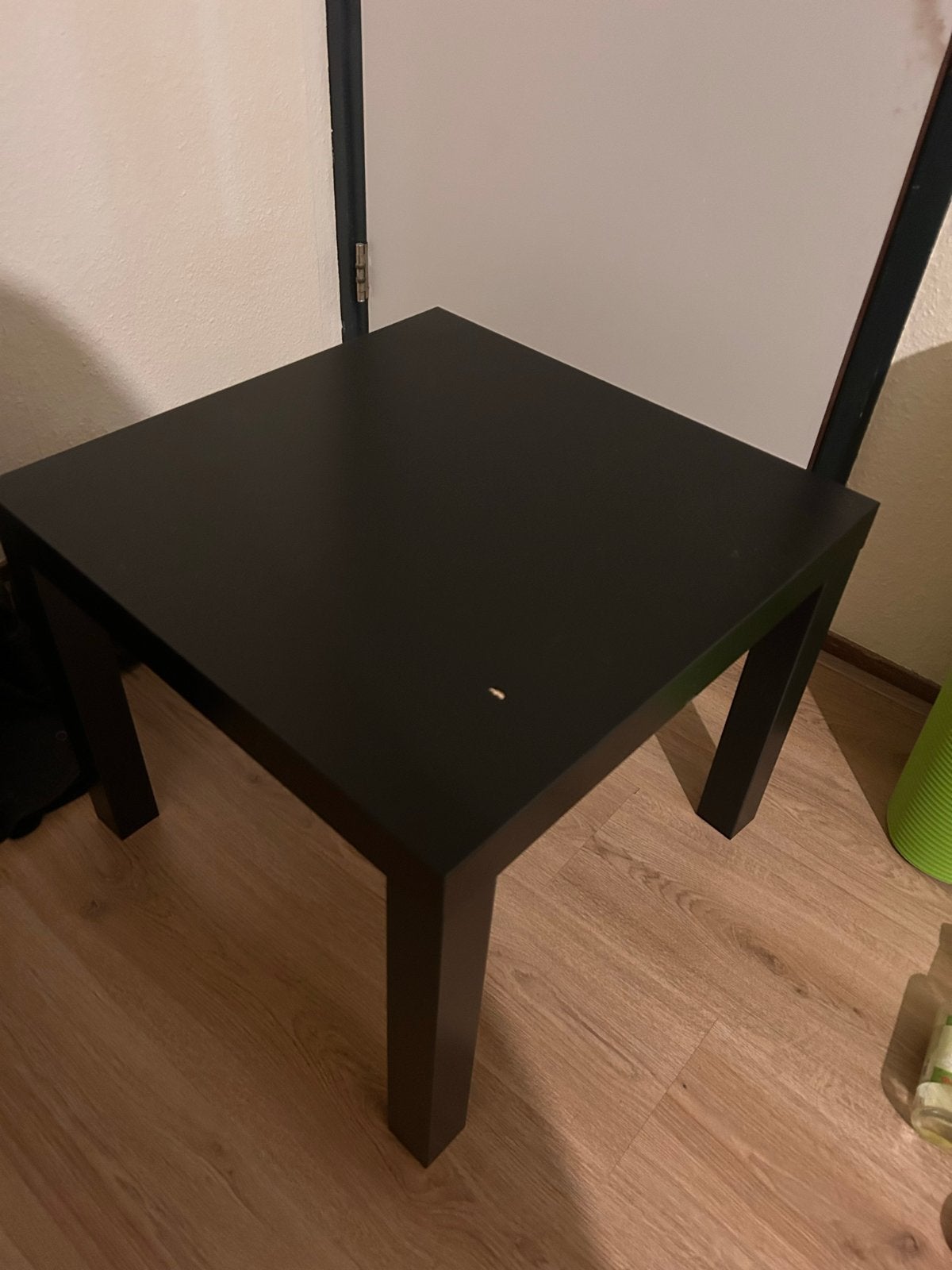 Gratis: Kleine zwarte salontafel met lichte beschadiging, Ophalen, Overige materialen, Minder dan 50 cm, Gebruikt