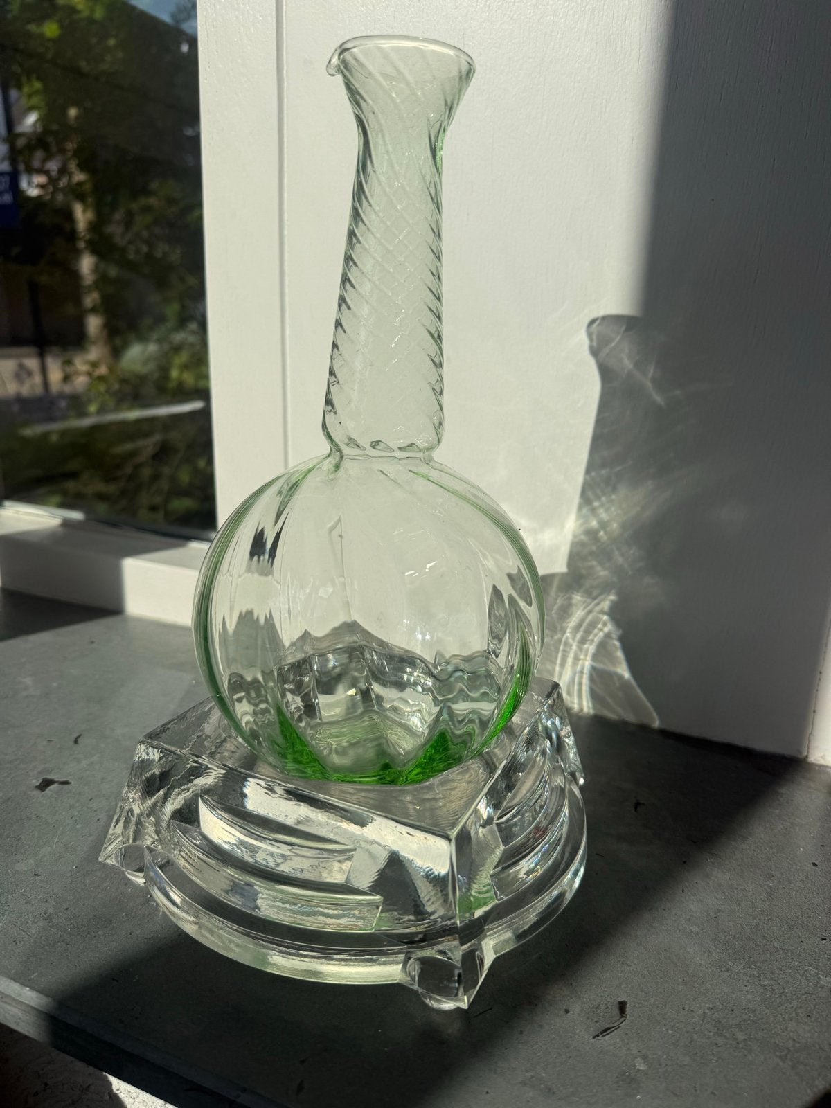 Vintage Groene Glazen Karaf met Gedraaide Hals, Antiek en Kunst, Antiek | Vazen, Ophalen