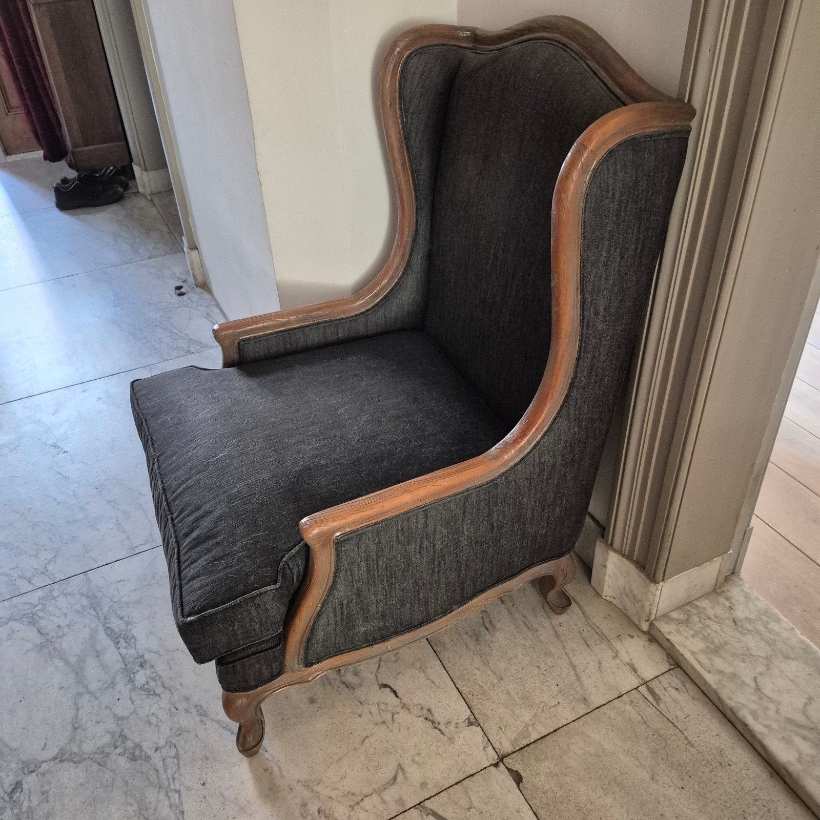 Grijze stoel, houten frame. gaat maandag naar de stort, Ophalen, Gebruikt, Stof, Eén