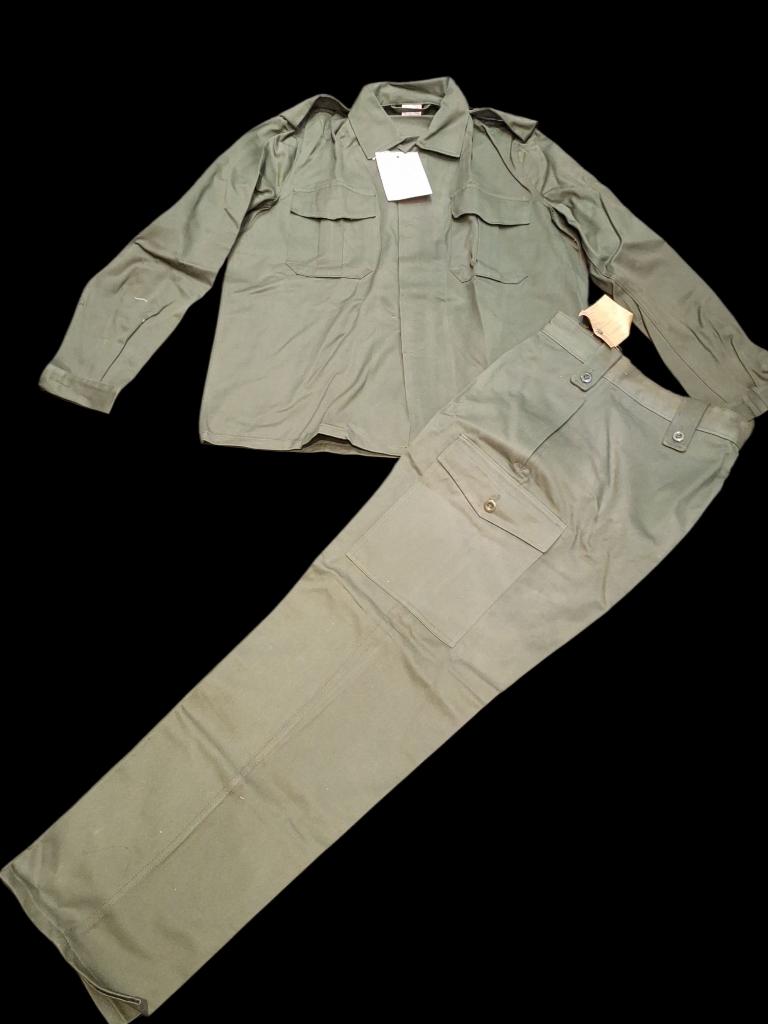 oude olijgroene katoenen leger luchtmacht tenue, 1982, Verzamelen, Ophalen of Verzenden, Luchtmacht, Overige gebieden, Kleding of Schoenen