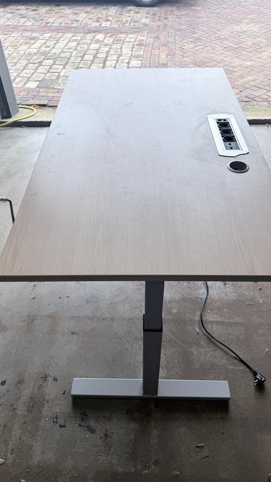 In hoogte verstelbaar bureau 80x140 met kabelmanagement, Huis en Inrichting, Bureaus, Ophalen, Gebruikt
