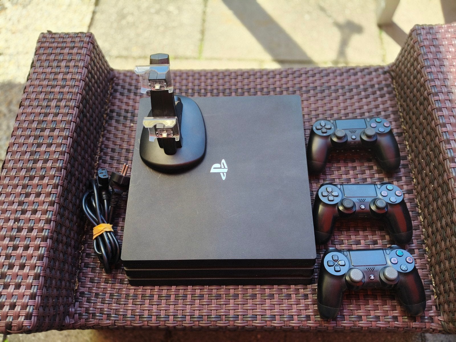 Sony PlayStation 4 Pro  1TB + 3 Controllers GOEDE STAAT, Spelcomputers en Games, Spelcomputers | Sony PlayStation 4, Met games