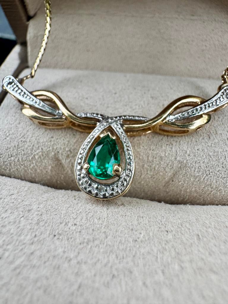 9k Gouden Ketting met Groene Saffier en Diamanten, Ophalen of Verzenden, Nieuw, Goud, Met edelsteen
