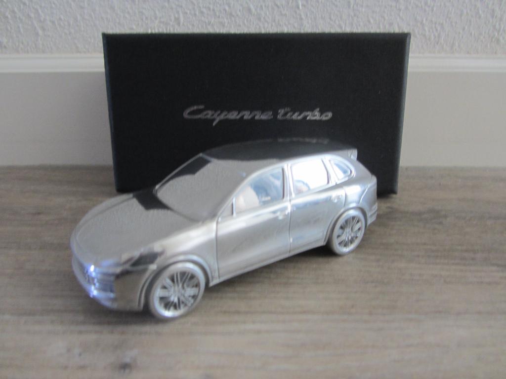 Porsche Cayenne Turbo GII 2010 Presse Papier, Paperweight, Hobby en Vrije tijd, Modelauto's | 1:43, Ophalen of Verzenden, Nieuw