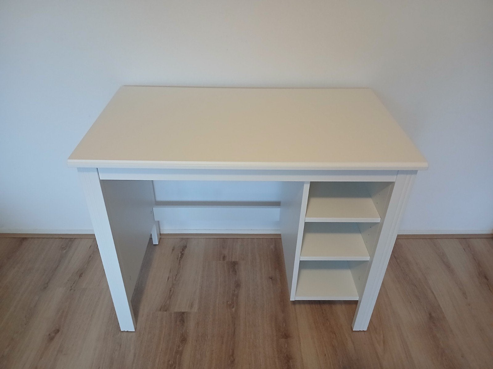 IKEA BRUSALI bureau wit, in nieuwstaat, zo goed als nieuw., Ophalen, Demontabel, Hout, Kinderbureau
