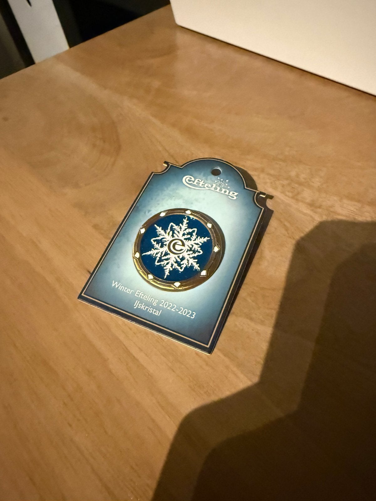 Efteling winter pin ijskristal, Ophalen of Verzenden, Zo goed als nieuw, Button of Speldje
