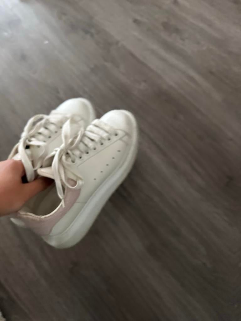Alexander McQueen Sneakers - Wit met Roze Detail, Ophalen of Verzenden, Gedragen, Wit, Sneakers of Gympen