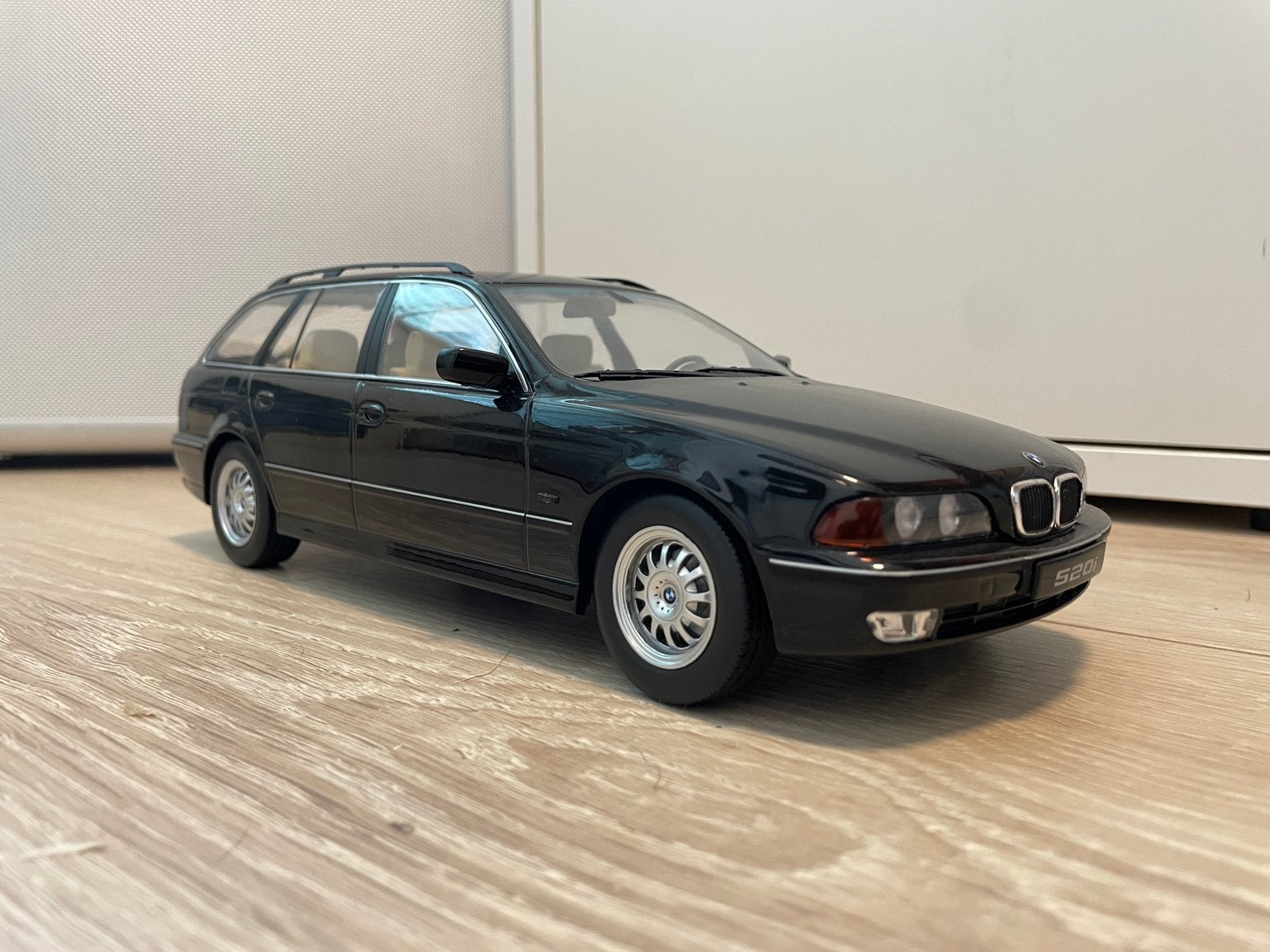 BMW 520i Touring E39 1:18, Ophalen of Verzenden, Zo goed als nieuw, Auto, Overige merken