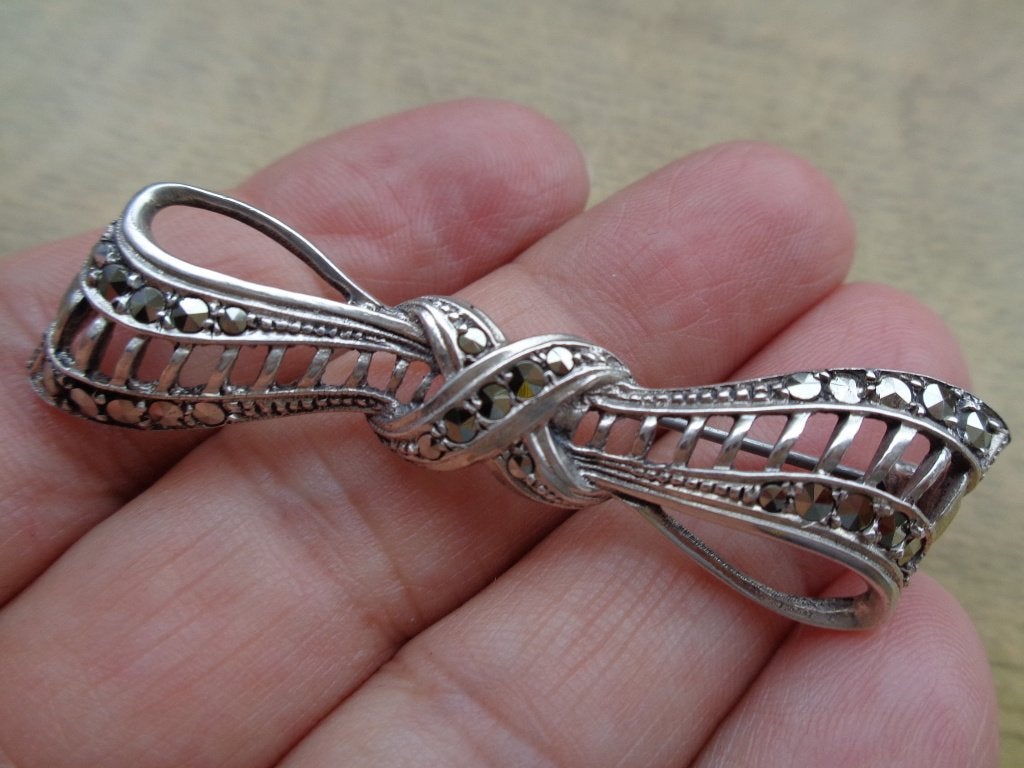 zilveren broche strik met makasiet steentjes [712], Met kristal, 4 tot 7 cm, Verzenden, Zo goed als nieuw