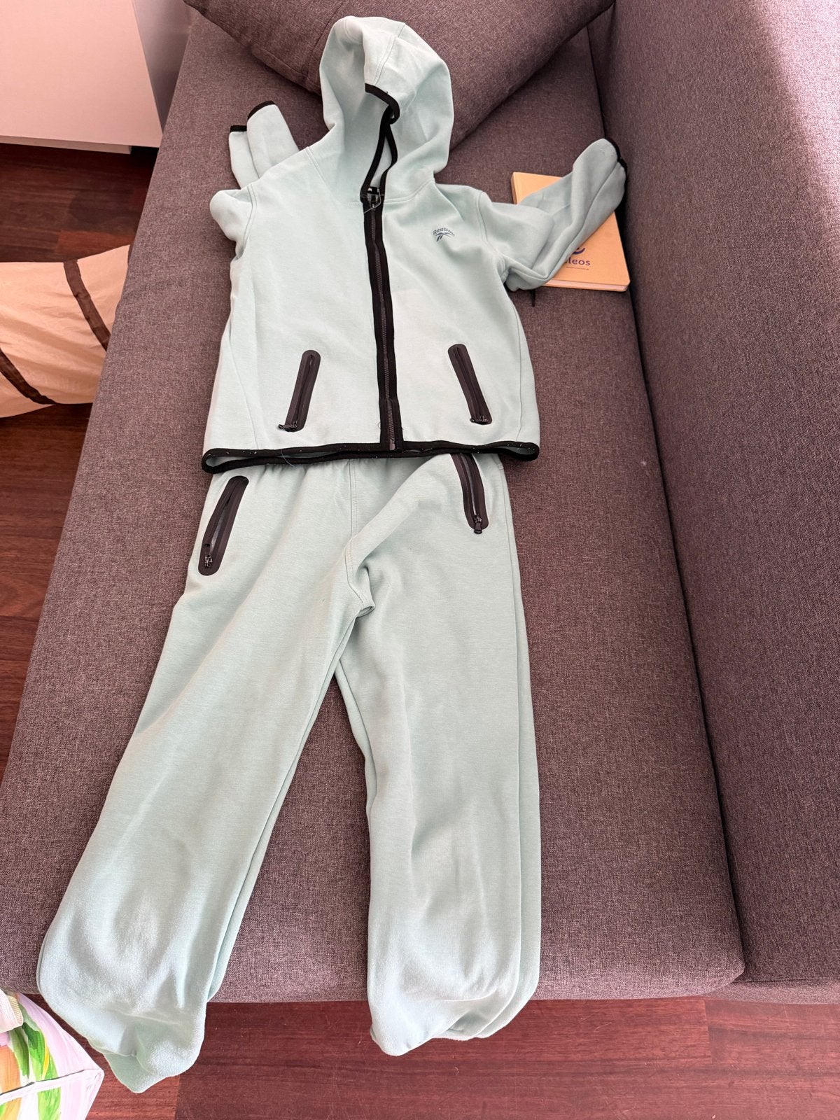 Comfortabel mintgroen joggingpak voor kinderen, Ophalen, Gebruikt, Jongen of Meisje