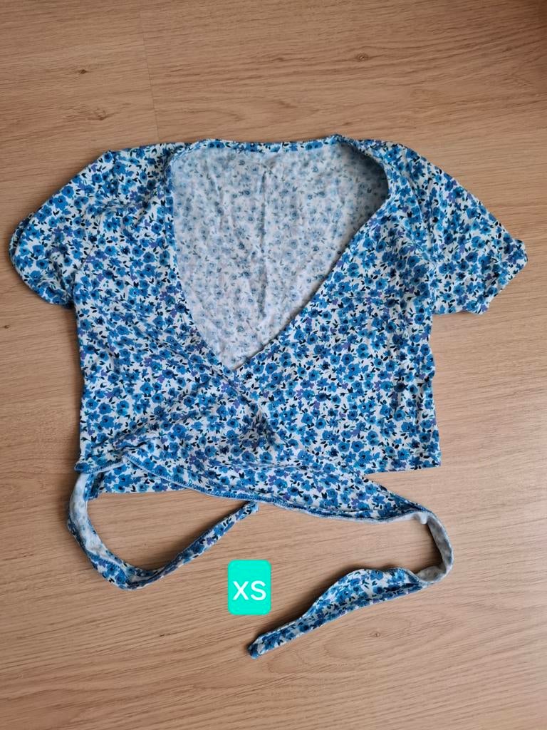 Shein floral top is een korte wikkelblouse xs, Blauw, Ophalen of Verzenden, Zo goed als nieuw, Korte mouw