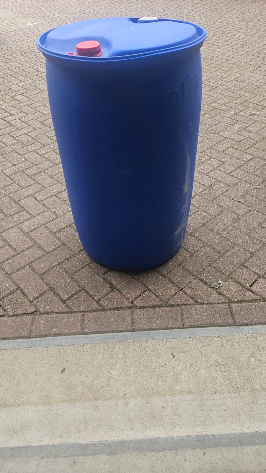 2 Blauwe kunststof vaten 200l gratis, Ophalen