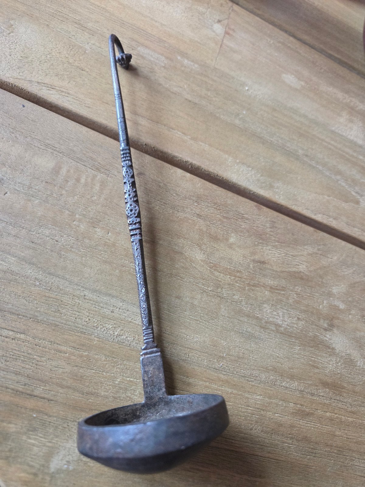 Antieke ijzeren lepel met decoratieve steel, Antiek en Kunst, Ophalen of Verzenden