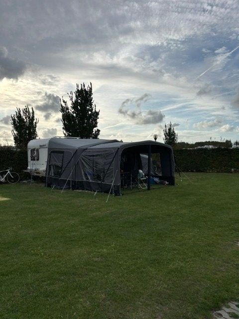Beyerland Quartz 430 met opblaasbare voortent en luifel, Caravans en Kamperen, Rondzit, Particulier, 4 tot 5 meter, Tot en met 4