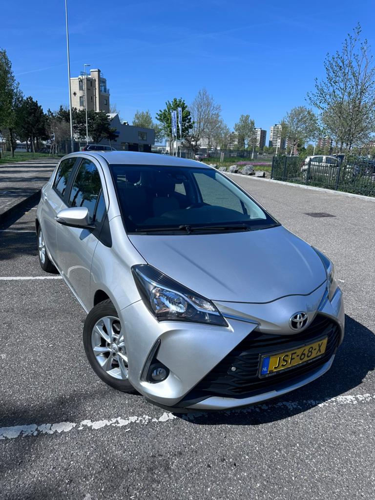 Toyota Yaris 1.5 Vvt-i 111pk 5D 2018 Grijs, Voorwielaandrijving, Electronic Stability Program (ESP), 4 cilinders, Bedrijf