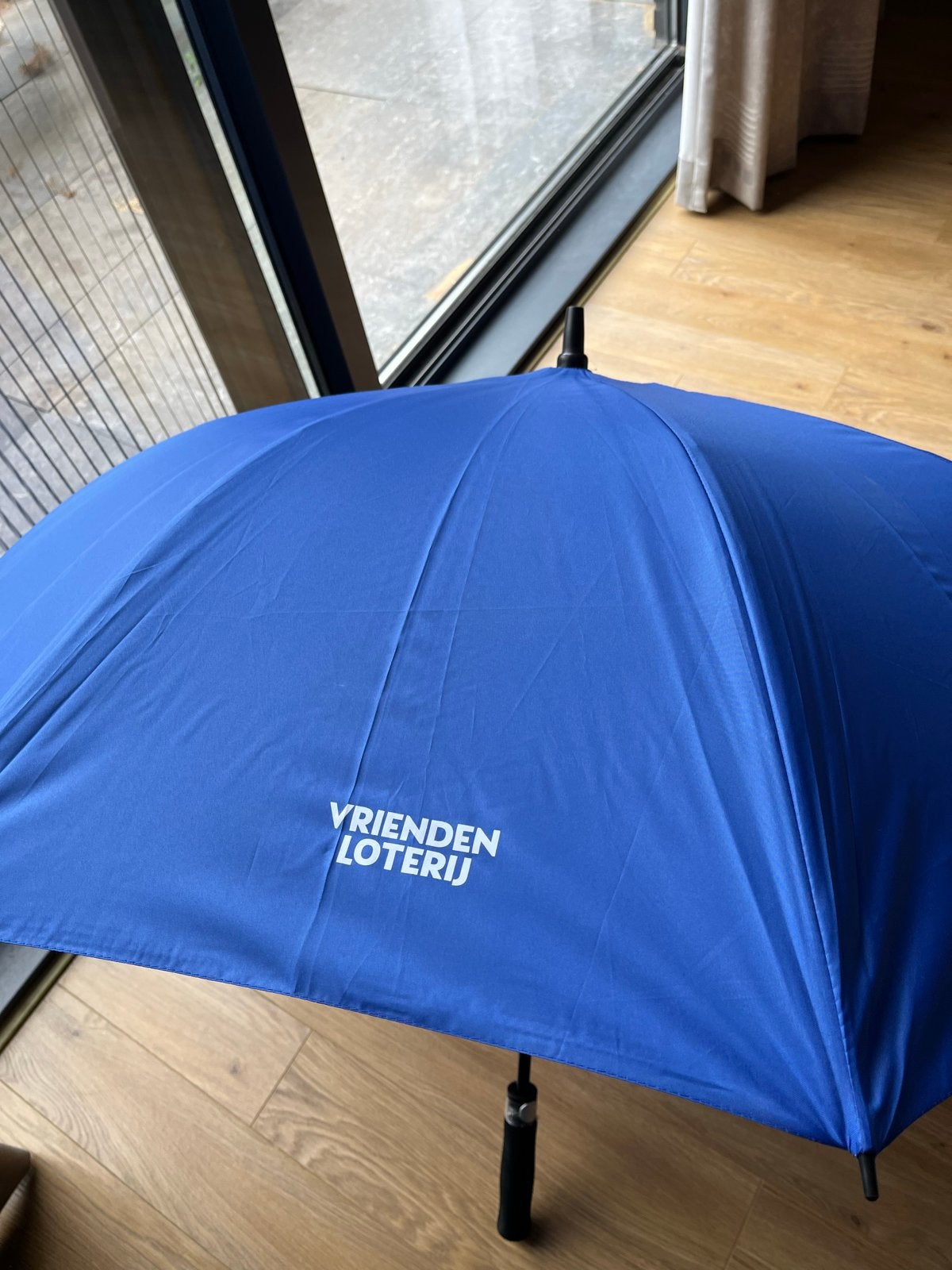 Nieuwe extra grote VriendenLoterij paraplu, Sieraden, Tassen en Uiterlijk, Ophalen of Verzenden, Nieuw, Blauw