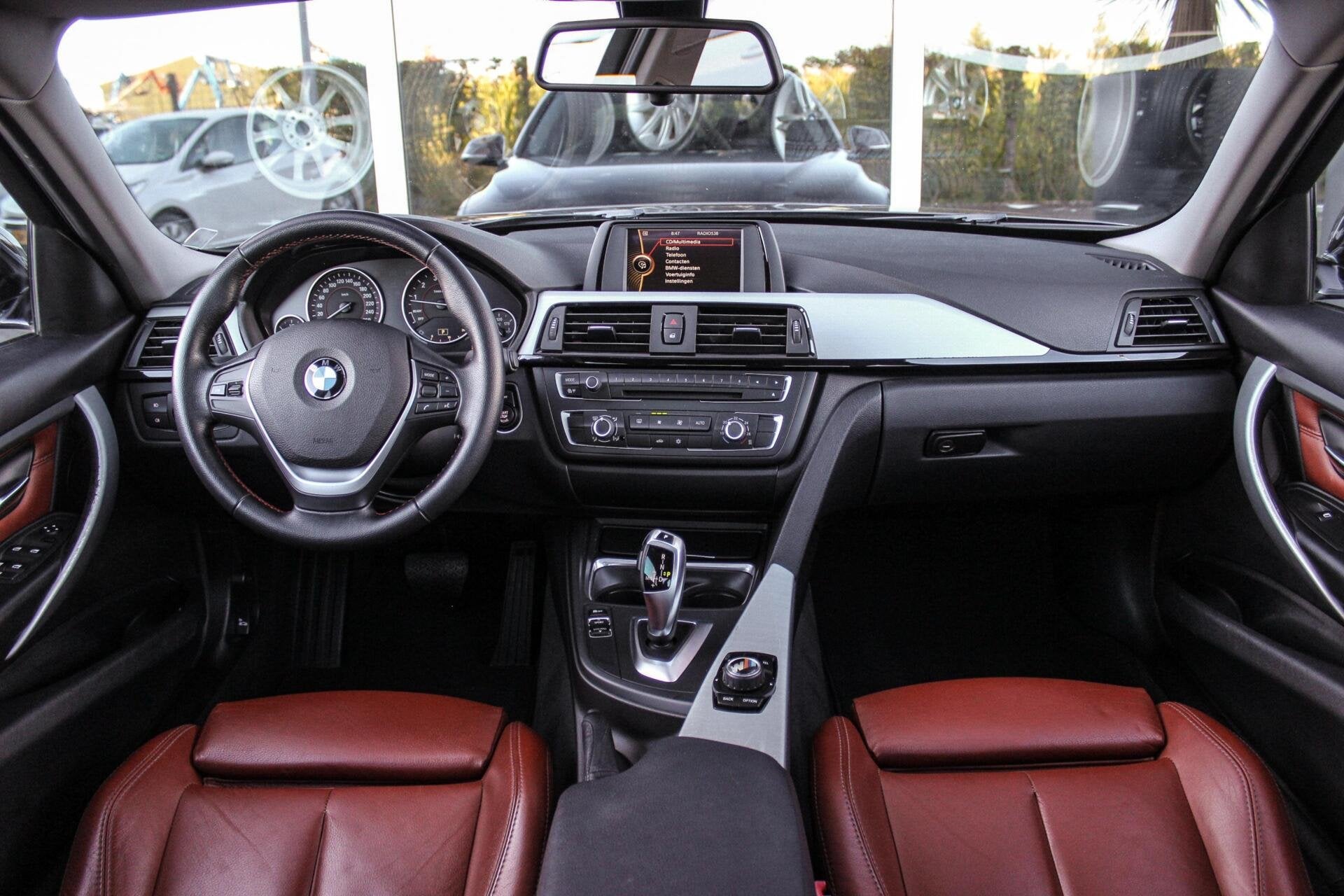 BMW 3-serie 320i Upgrade Edition | Sport Line | Origineel Ne, Automaat, Euro 5, Achterwielaandrijving, Gebruikt