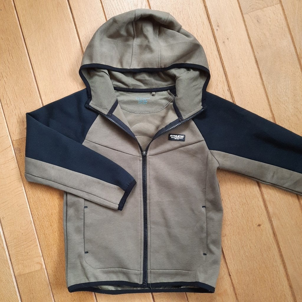 Primark kapuchon sweat vest groen zwart maat 134, Kinderen en Baby's, Ophalen of Verzenden, Primark, Jongen, Trui of Vest