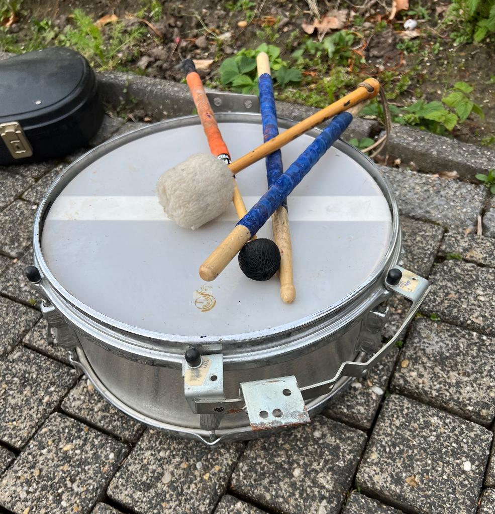Trom trommel met diverse stokken, Ophalen of Verzenden, Gebruikt, Overige merken