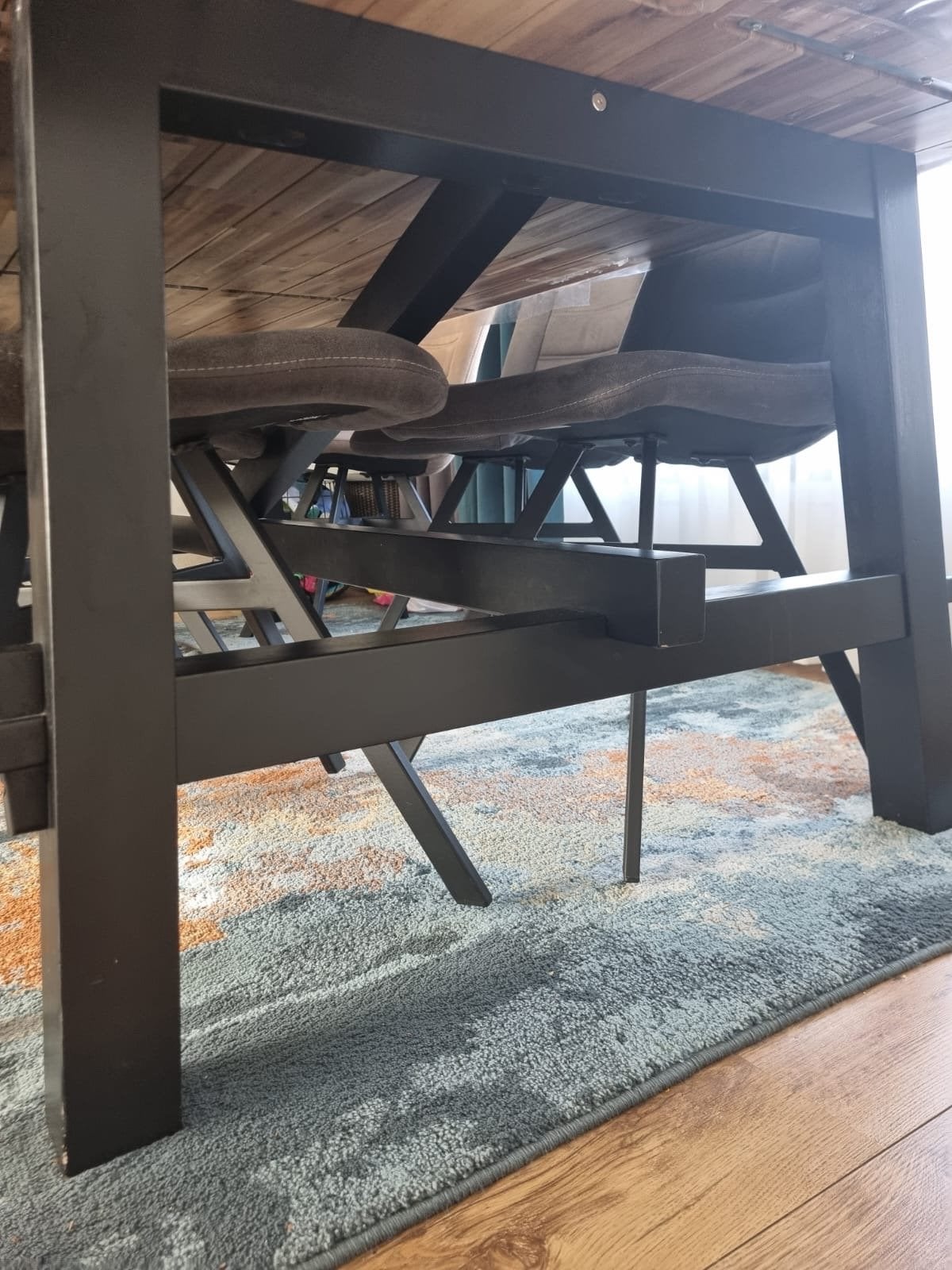 Grote eettafel van acaciahout met zwart metalen onderstel, Ophalen, Gebruikt, 200 cm of meer, 50 tot 100 cm