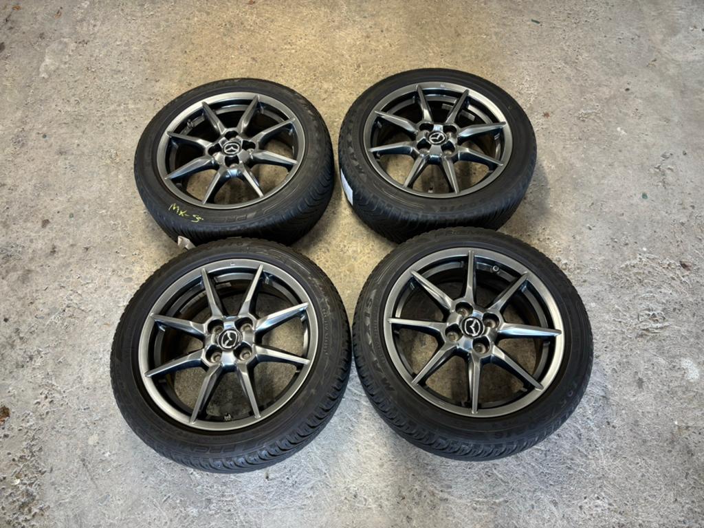 Mazda MX-5 ND velgen met Allseason banden, Ophalen