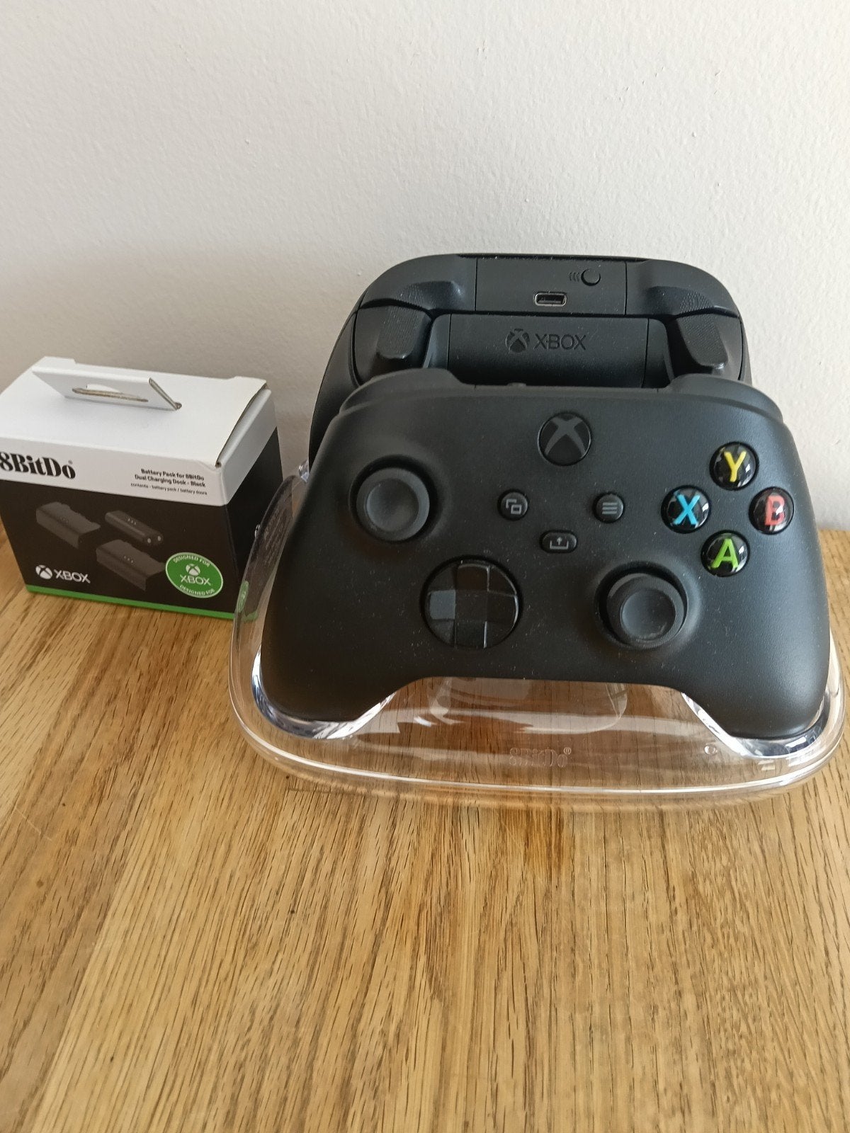 2 xbox controllers met 8bitdo charging dock