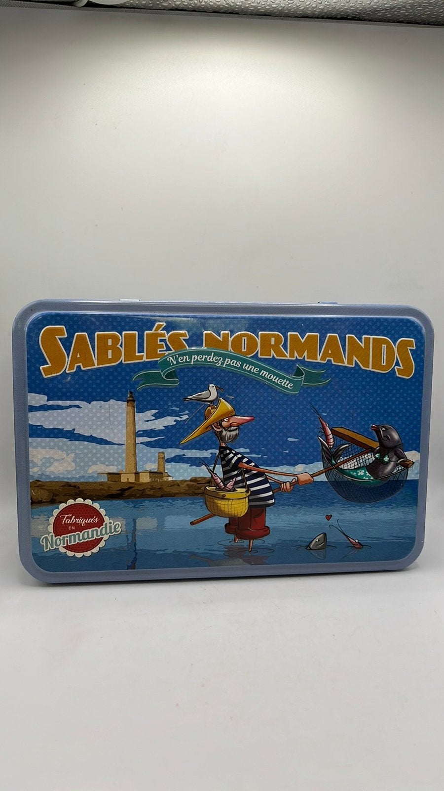 Sablé Normands, nog zo’n grappige koektrommel uit Normandië., Ophalen of Verzenden, Zo goed als nieuw