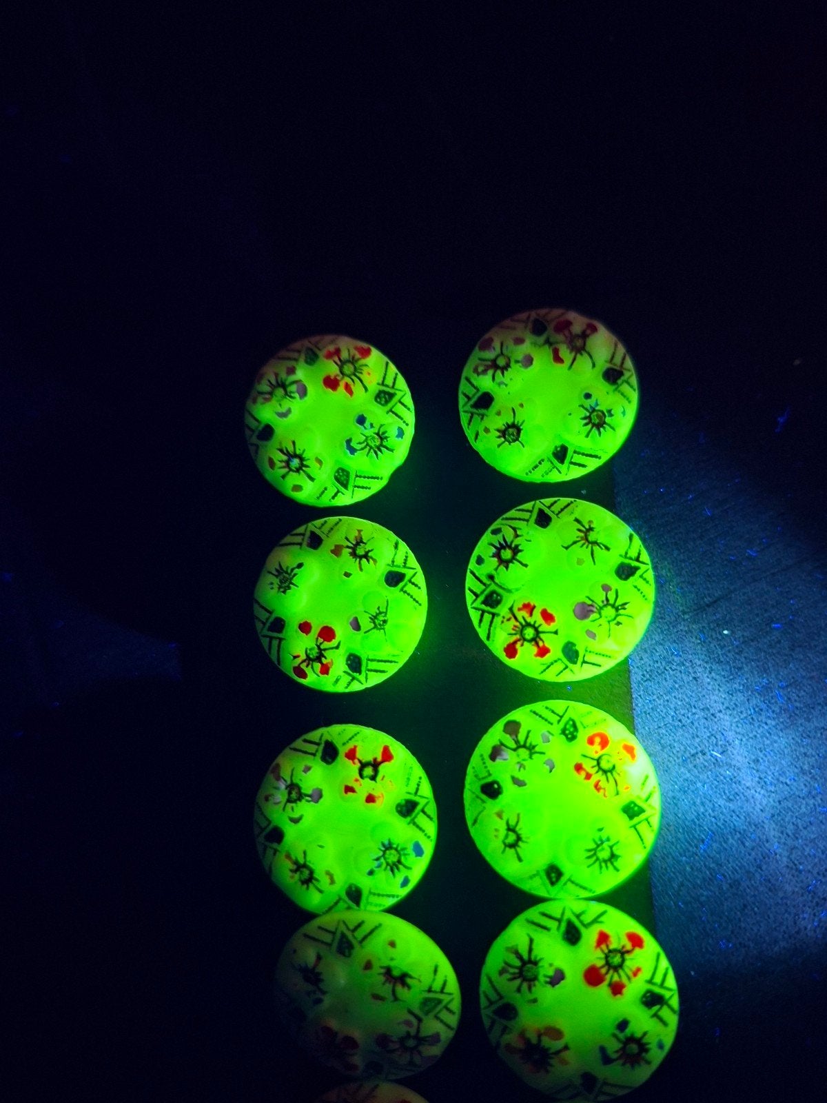 Handbeschilderde glazen uranium knopen, Ophalen of Verzenden, Gebruikt, Knoop of Knopen