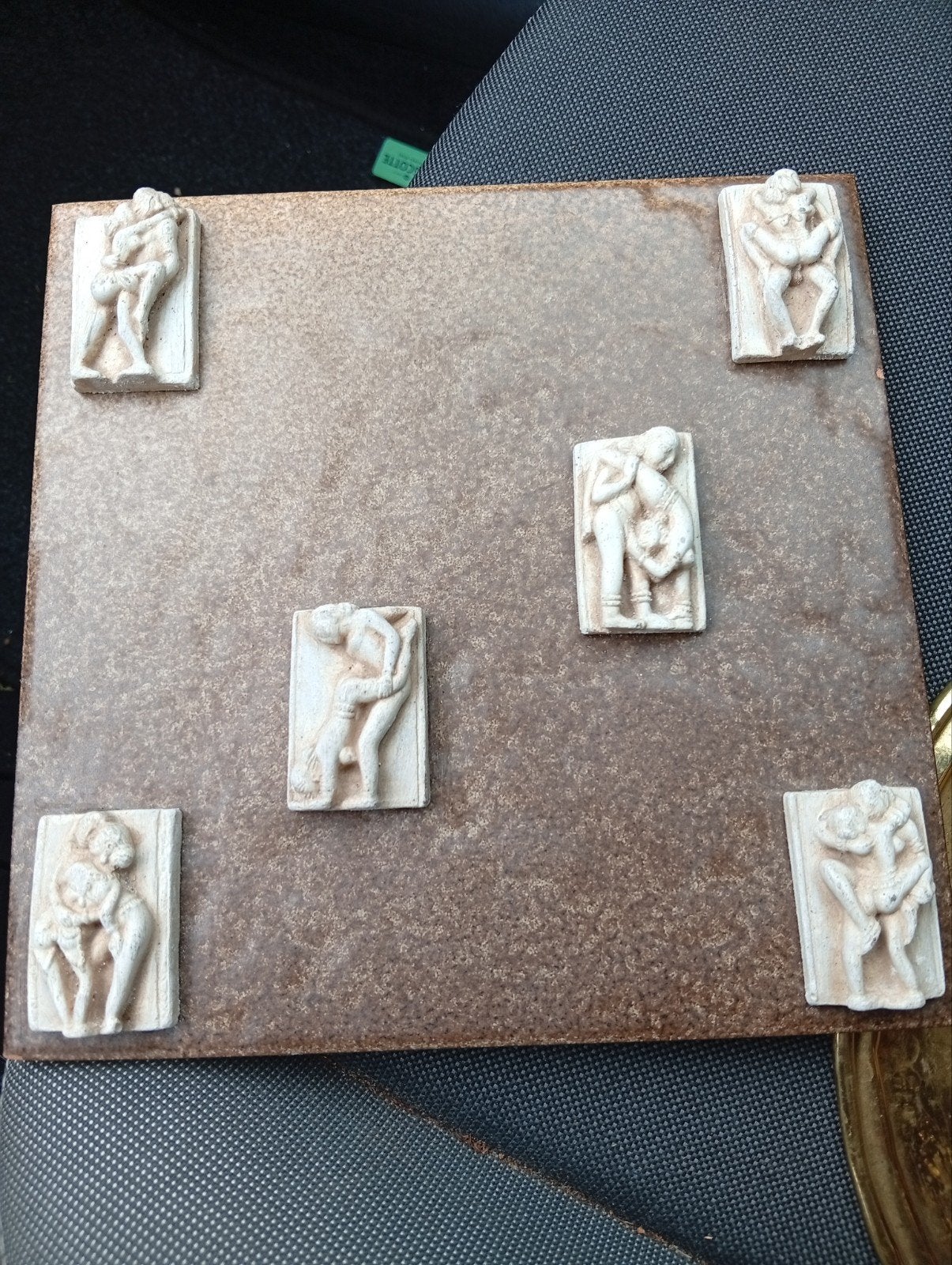 Kama Sutra Tegel - Decoratieve Wandtegel met Reliëfs, Overige onderwerpen, Ophalen of Verzenden, Handgemaakt, Wanddecoratie