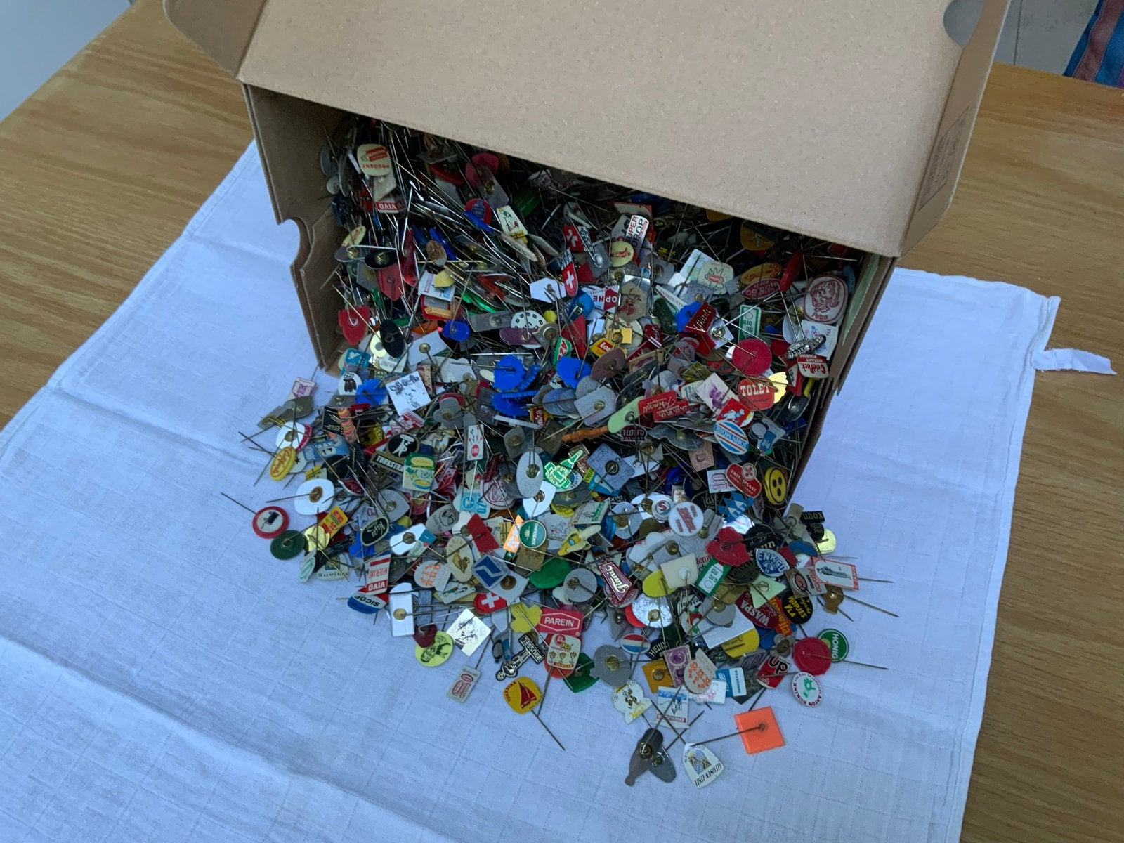 Meer dan 3000 diverse speldjes - Aluminium, blik, messing, p, Verzamelen, Ophalen of Verzenden, Gebruikt, Overige onderwerpen