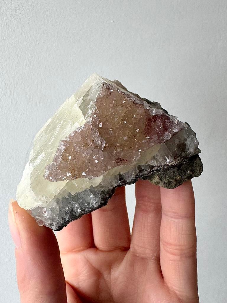 Ruw stukje amethist met calciet (edelsteen), Verzamelen, Mineralen en Fossielen, Verzenden, Mineraal